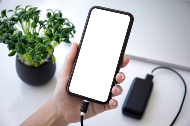 Güçlü bankaya bağlı tek ekran telefonu olan kadın el ele tutuşması