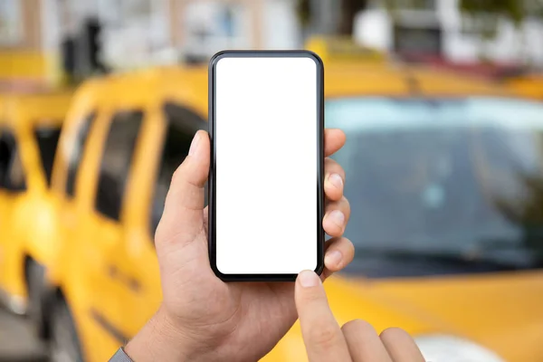 Mão Masculina Segurando Telefone Com Tela Isolada Fundo Carros Táxi — Fotografia de Stock