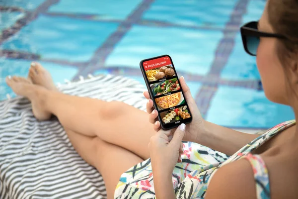 Mãos Femininas Segurando Telefone Com Aplicativo Entrega Alimentos Tela Pela — Fotografia de Stock