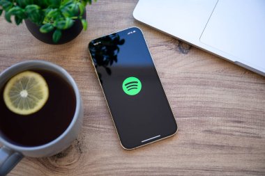 Alanya, Türkiye - 6 Aralık 2020: iPhone 11 Pro Max Gold ve bulut ses ve müzik servisi Spotify ekranda