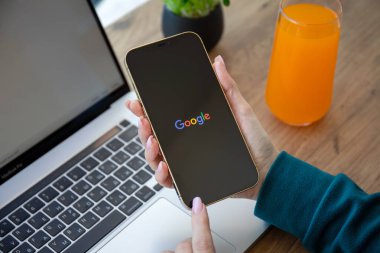 Alanya, Türkiye - 18 Aralık 2020: Elma iPhone 12 Pro Max Gold ile sosyal ağ hizmeti Google 'ı ekranda tutan kadın eli