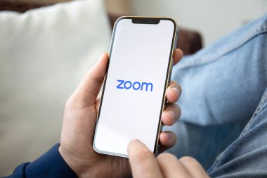 Alanya, Türkiye - 8 Ocak 2020: Elle tutulur Apple iPhone 12 Pro Max Gold Zoom Video İletişim uygulaması.