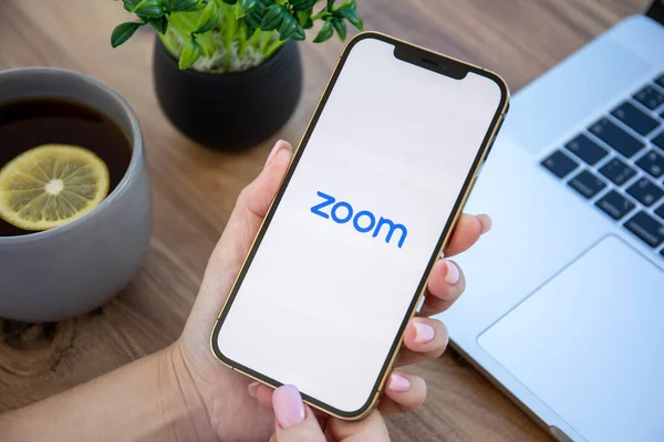 トルコのAlanya 2020年12月6日 女性の手がZoom Video Communicationsアプリケーションを呼び出すとApple Iphone Pro Max Goldを保持します — ストック写真