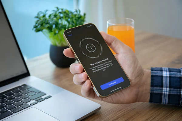 Alanya トルコ 2020年12月18日 Iphone Pro Max Goldを手に持ち 画面上で顔Idをスキャンする Iphone 12はApple — ストック写真