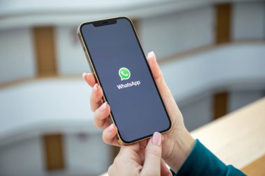 Alanya, Türkiye - 18 Aralık 2020: Kadın elleri Apple iPhone 12 Pro Max Gold ve haberci WhatsApp 'ı ekranda tutuyor.