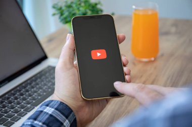 Alanya, Türkiye - 18 Aralık 2020: Apple iPhone 12 Pro Max Gold uygulamasını elinde tutan adam ekranda canlı yayın medyası ve video sağlıyor.