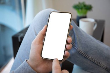 Kot pantolonlu adam altın telefonu elinde tutuyor. 