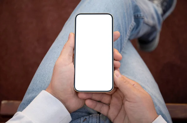 Mann Jeans Hält Goldenes Telefon Mit Isoliertem Bildschirm — Stockfoto