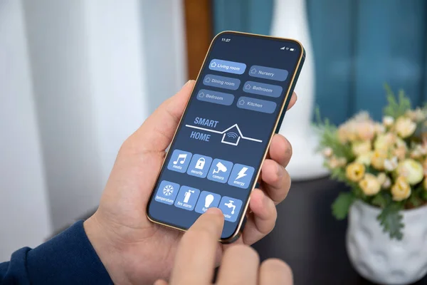 Férfi Kéz Tartja Telefon Intelligens Otthoni Alkalmazás Képernyőn Szobában — Stock Fotó