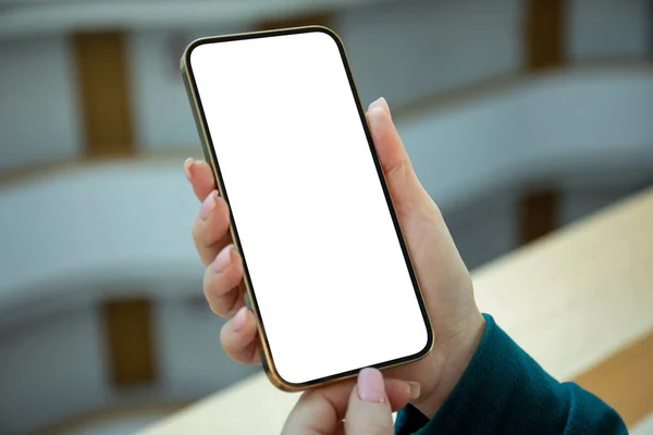 Mano Femenina Sosteniendo Teléfono Dorado Con Pantalla Aislada Vestíbulo Del — Foto de Stock