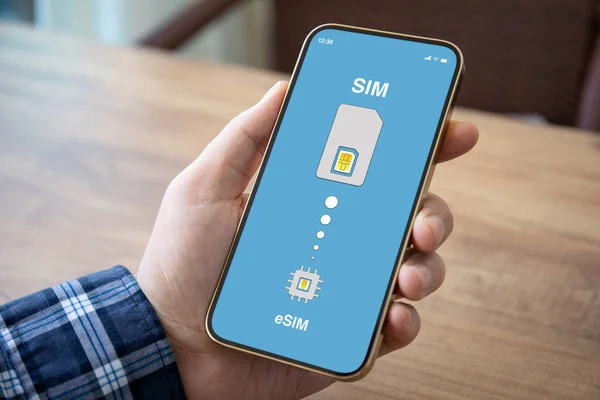 Man Hand Hålla Telefon Med Sim Kort Ersättning Esim — Stockfoto