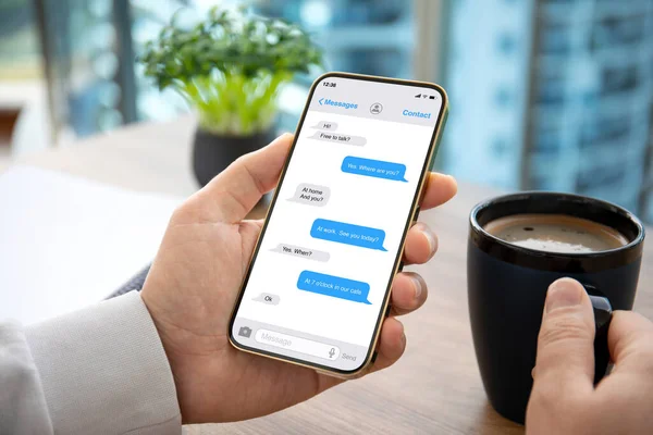 Männliche Hand Hält Telefon Mit App Messenger Über Tisch Büro — Stockfoto