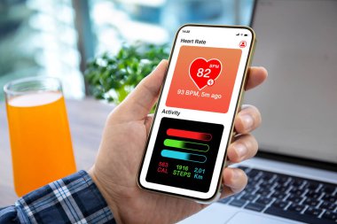 Erkek, elinde altın bir telefon ve uygulama kalbi var. Kafe 'deki ekranda faaliyet var.