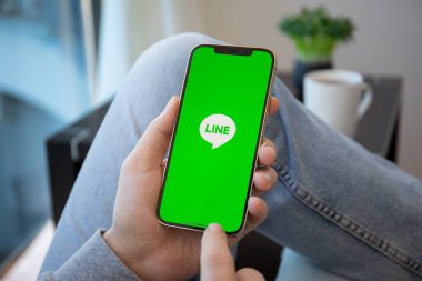 Alanya, Türkiye - 16 Ocak 2020: İnsan eli iPhone 12 Pro Max Gold ile sosyal ağ hizmeti hattı ekranda.