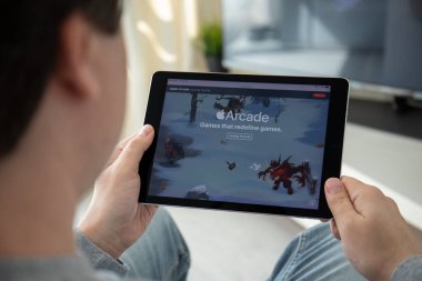 Anapa, Rusya - 29 Mart 2019: Man hand holding iPad Gold with Apple Arcade video oyunu aboneliği.