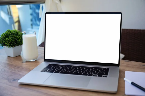 Ноутбук Изолированным Экраном Столе Кафе — стоковое фото