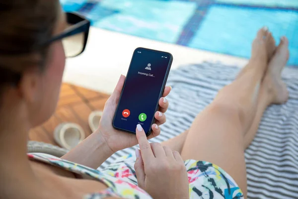 Woman Background Pool Hotel Holds Phone Incoming Call Screen — Stock Photo, Image