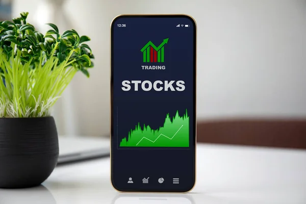 Gouden Telefoon Met Aandelen Trading App Het Scherm Tafel Het — Stockfoto