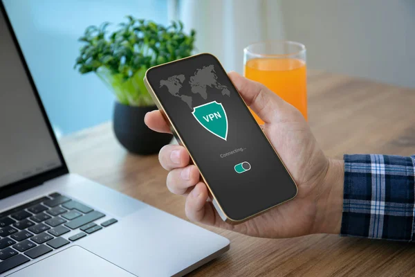 Männliche Hand Hält Telefon Mit App Vpn Schaffung Internet Protokolle — Stockfoto