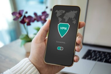 Ofisteki özel ağı korumak için uygulamalı VPN oluşturma protokolleri içeren erkek el telefonu