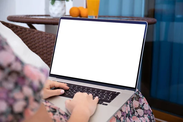 Kadın Elleri Dizüstü Bilgisayarın Klavyesinde Odada Izole Ekran Var — Stok fotoğraf