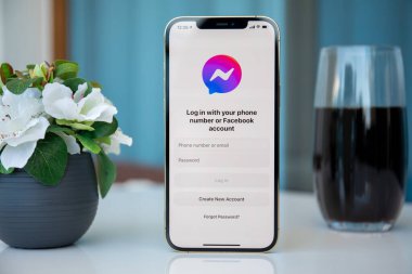 Alanya, Türkiye - 30 Mart 2021: iPhone 12 Pro Max Gold ve sosyal ağ servisi Messenger Facebook masadaki ekranda.