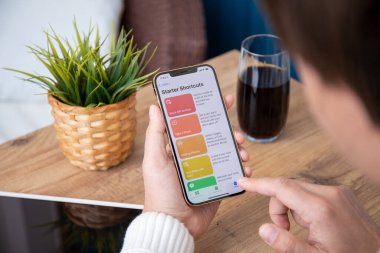 Alanya, Türkiye - 31 Mart 2021: İnsan eli iPhone 12 Pro Max Gold ile ana ekran Apple uygulaması