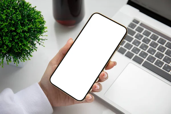 Téléphone Main Femelle Avec Écran Isolé Sur Table Avec Ordinateur — Photo