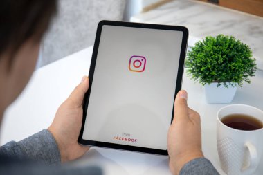Alanya, Türkiye - 11 Mayıs 2021: Ekranda sosyal ağ hizmeti Instagram ile iPad Air 'i tutan adam.
