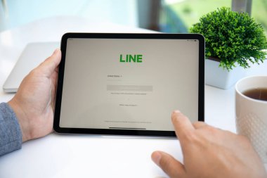 Alanya, Türkiye - 11 Mayıs 2021: Kadın el ele tutuşan iPad Air Space Gray ve sosyal ağ hizmeti hattı ekranda.