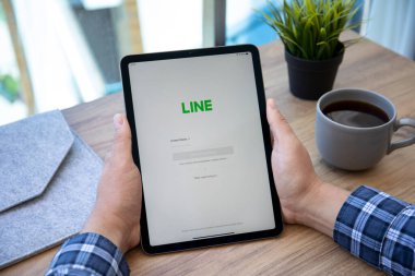 Alanya, Türkiye - 14 Mayıs 2021: Kadın el ele tutuşan iPad Air Space Gray ve sosyal ağ hizmeti hattı ekranda.