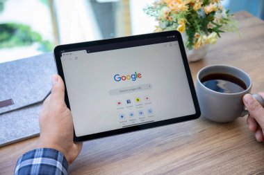 Alanya, Türkiye - 14 Mayıs 2021: Ekranda sosyal ağ hizmeti Google ile iPad Air Space Gray 'i tutan adam