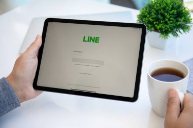 Alanya, Türkiye - 11 Mayıs 2021: Kadın el ele tutuşan iPad Air Space Gray ve sosyal ağ hizmeti hattı ekranda.