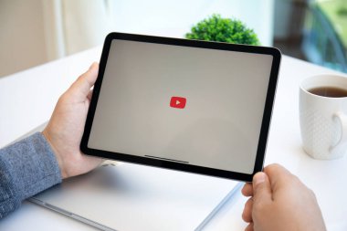 Alanya, Türkiye - 11 Mayıs 2021: Apple iPad Air Space Gray uygulaması ile el ele tutuşan adam ekranda canlı yayın medyası ve video sağlıyor.