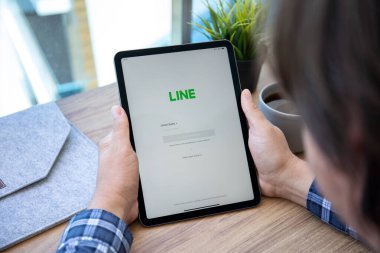 Alanya, Türkiye - 14 Mayıs 2021: Kadın el ele tutuşan iPad Air Space Gray ve sosyal ağ hizmeti hattı ekranda.