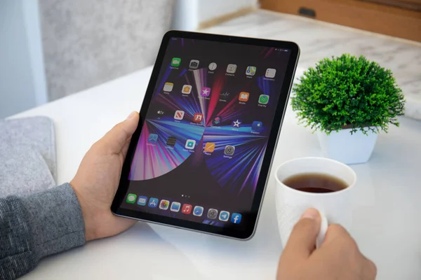 Alanya Turkiet Maj 2021 Man Hand Håller Ipad Air Ios — Stockfoto