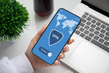 Ofiste dizüstü bilgisayarı olan ekranda VPN uygulamalı kadın el bilgisayarı.