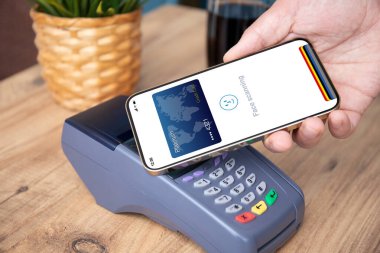 Yüz tarama kimlikli telefon için adam ödeme alımı ve mağazadaki çevrimiçi geçiş kartı