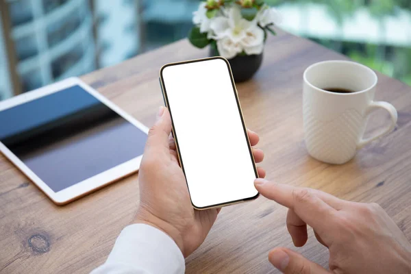 Mains Masculines Tenant Téléphone Avec Écran Isolé Sur Table Dans — Photo