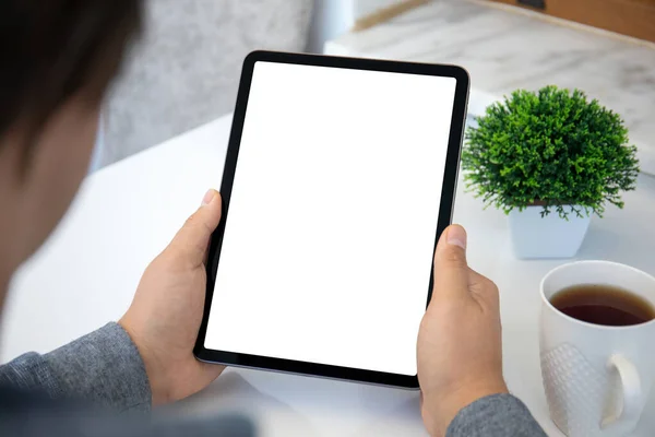 Mannelijke Handen Houden Computer Tablet Rechtop Met Geïsoleerd Scherm Tafel — Stockfoto