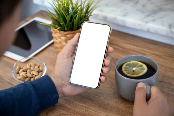 Manos Masculinas Sosteniendo Teléfono Con Pantalla Aislada Sobre Mesa Cafetería — Foto de Stock