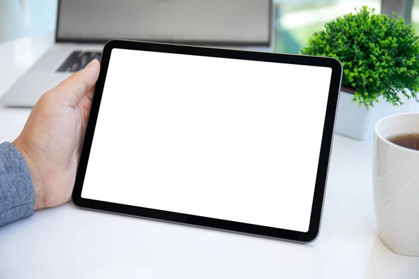 Mężczyzna Ręka Gospodarstwa Komputer Tablet Izolowanym Ekranie Nad Stołem Biurze — Zdjęcie stockowe