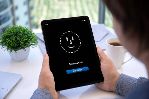 Männliche Hände Halten Computer Tablet Mit Gesichtsscanner Anwendung Auf Dem — Stockfoto