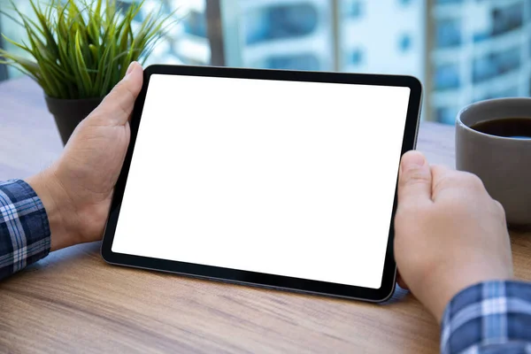 Mannelijke Handen Houden Computer Tablet Met Geïsoleerd Scherm Tafel Cafe — Stockfoto