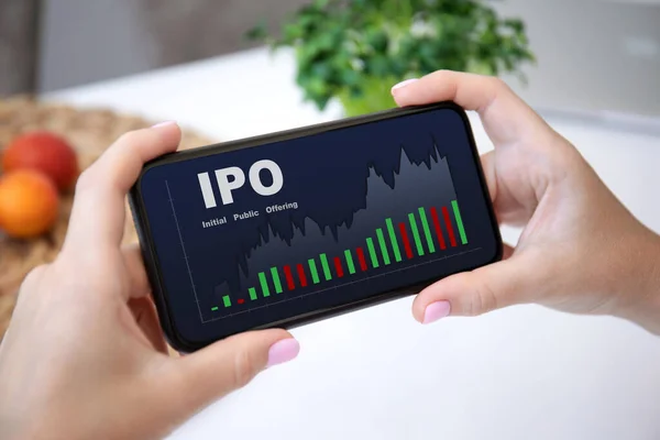 Female Hands Hold Phone Ipo Stocks Purchase App Screen — Stock Photo, Image