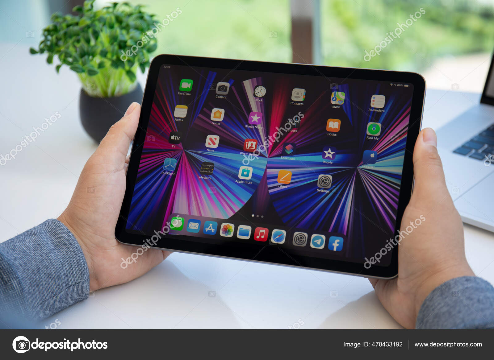 Alanya Turkey May 2021 Man Hand Holding Ipad Air Ios — Stock