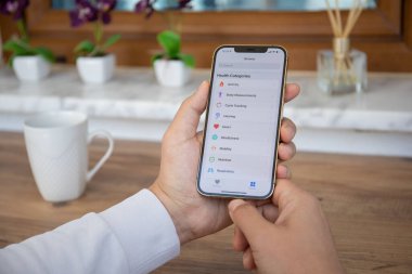 Alanya, Türkiye - 7 Nisan 2021: Apple iPhone 12 Pro Max Gold ve uygulama etkinlik sağlığı ekranda.