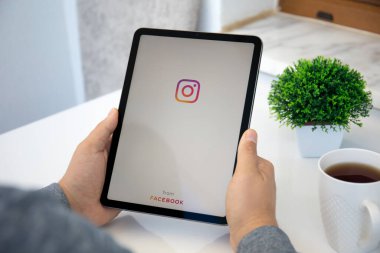 Alanya, Türkiye - 11 Mayıs 2021: Ekranda sosyal ağ hizmeti Instagram ile iPad Air 'i tutan adam.