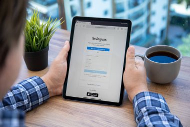 Alanya, Türkiye - 14 Mayıs 2021: Ekranda sosyal ağ hizmeti Instagram ile iPad Air 'i tutan adam.
