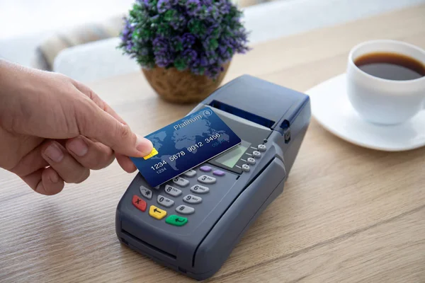 Man Hand Holding Plastic Card Pay Pass Online Terminal Store — Stock Photo, Image